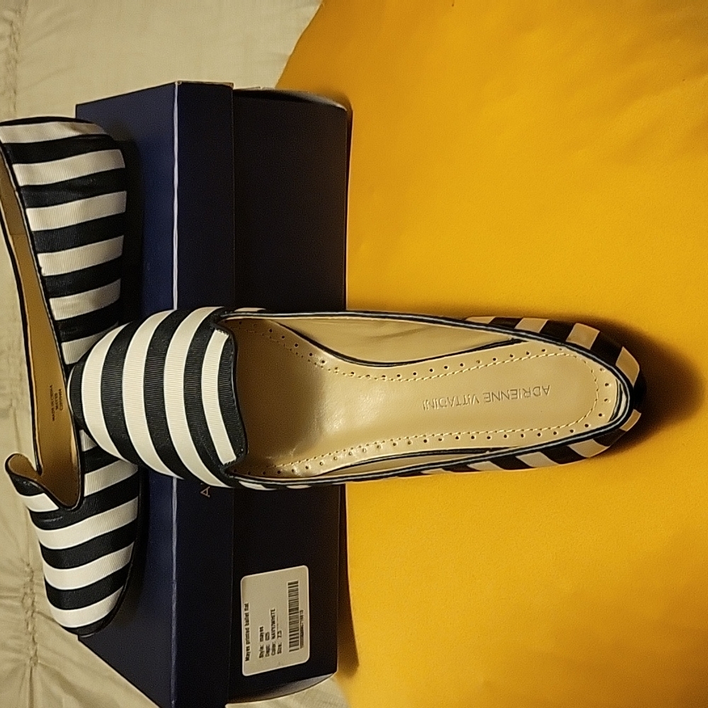 NEW WITHOUT TAGS Adrienne Vittadini  Navy/White Shoes